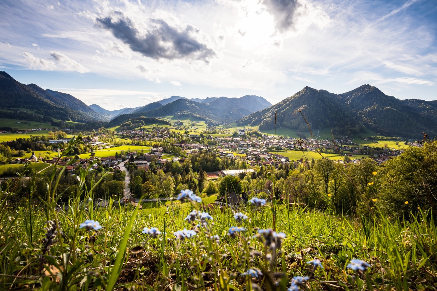 Ruhpolding liegt eingebettet in die sanften Hänge der Chiemgauer Alpen.