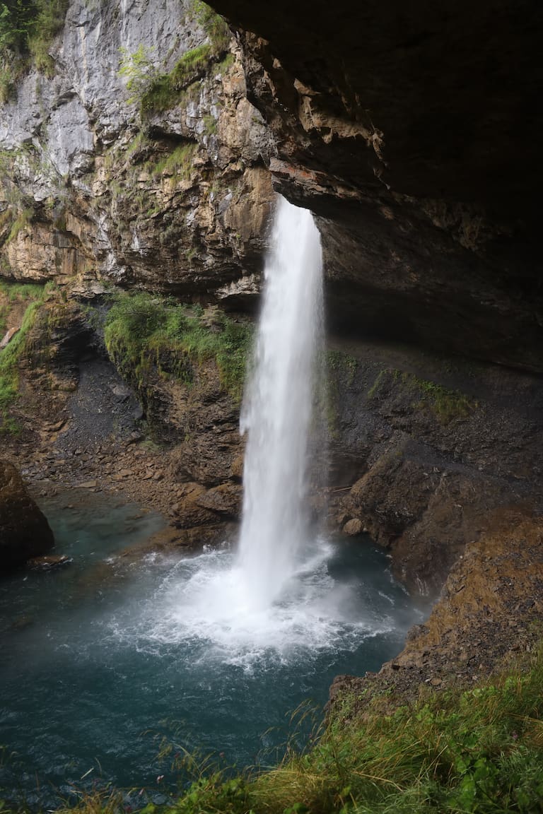 Die Kamera muss vor Nässe und Feuchtigkeit geschützt werden – so z.B. beim Fotografieren eines Wasserfalls.