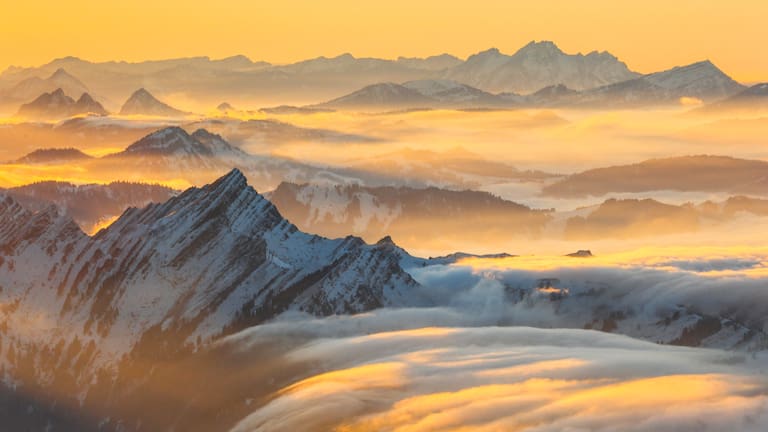 Gipfelblick: Aussicht vom Säntis in den Appenzeller Alpen
