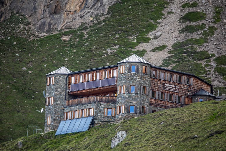 Die Sajathütte mit ihren schlossähnlichen Türmen steht auf 2.600 m.