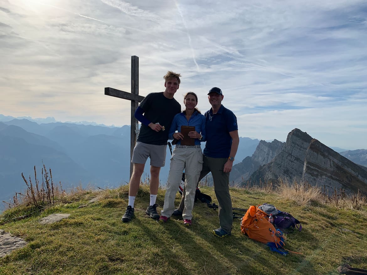 Nach 3.265 Höhenmeter Aufstieg endlich am Gipfelkreuz des Schibenstoll (2.234 m)