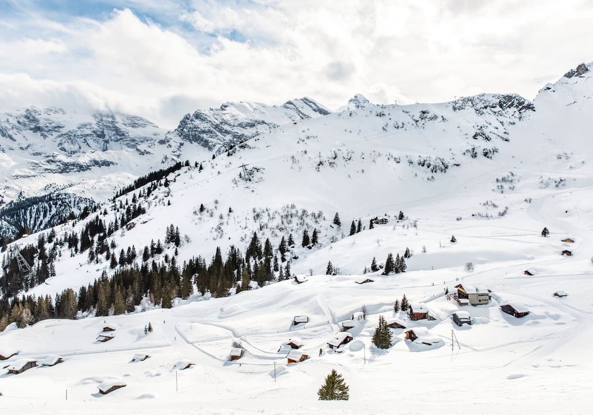 Verschneite Berghütten mit wunderbarem Panorama.
