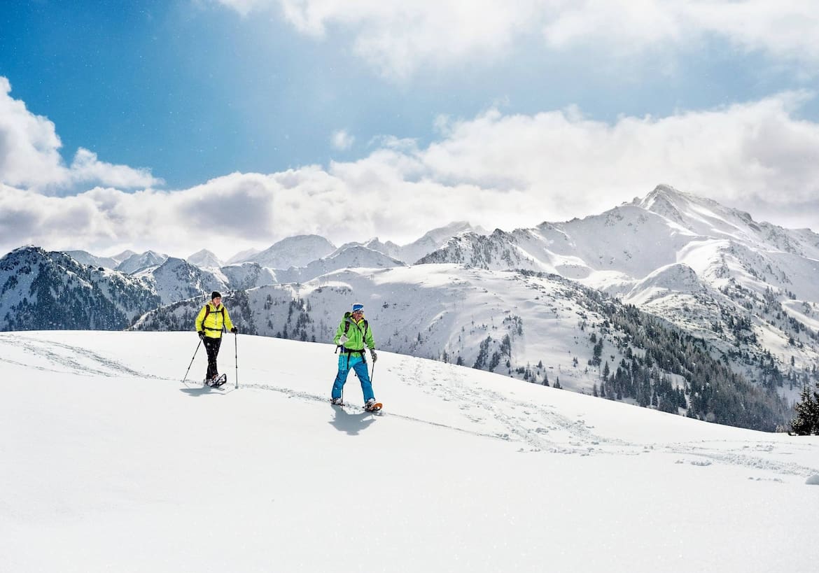 Schneeschuhwandern am Plateau im winterlichen Paradies