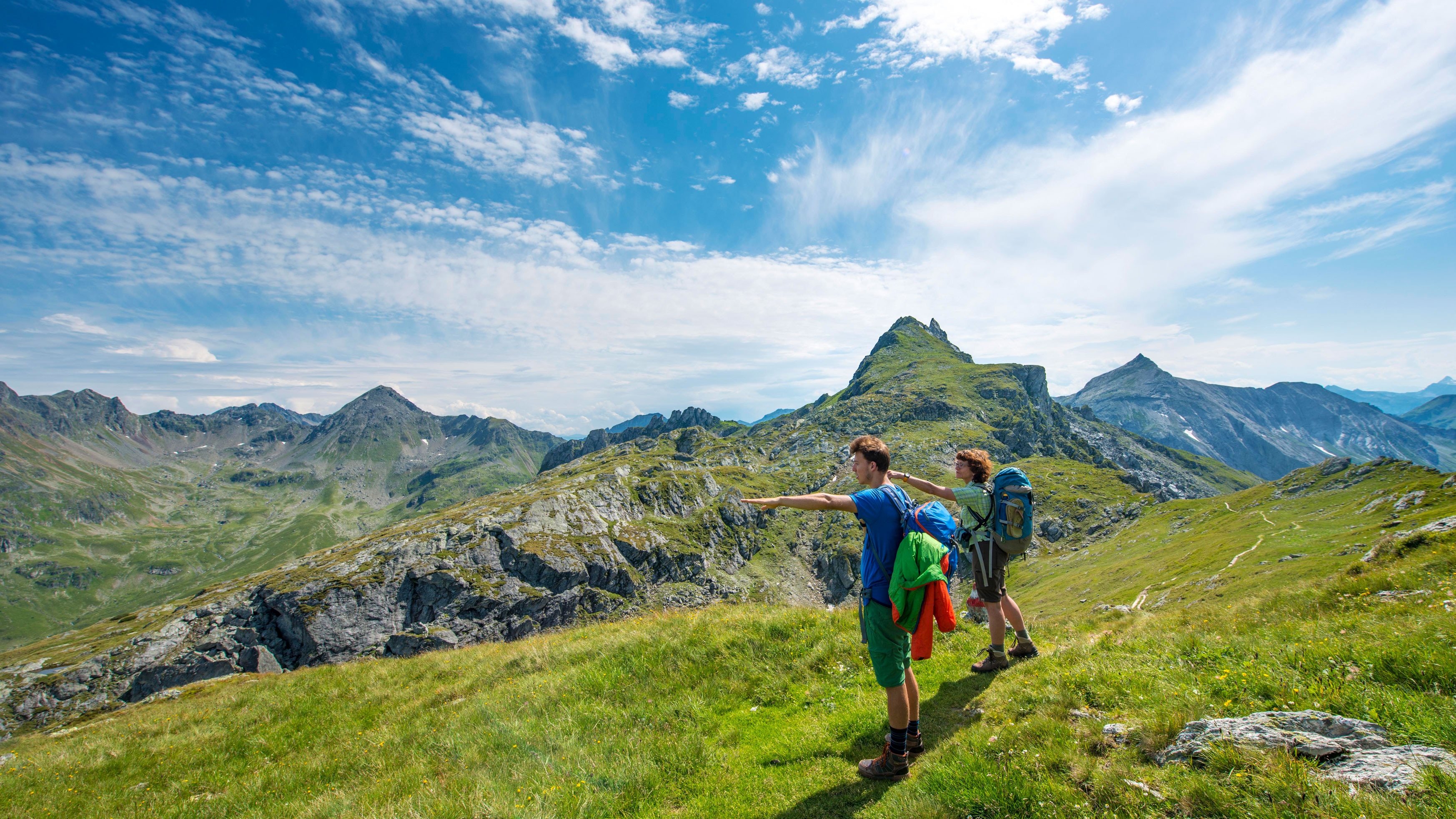 Zwei Wanderer am Schladminger Höhenweg in der Steiermark