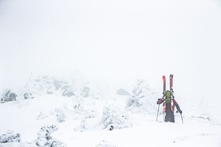 Skitourengeher im Nebel