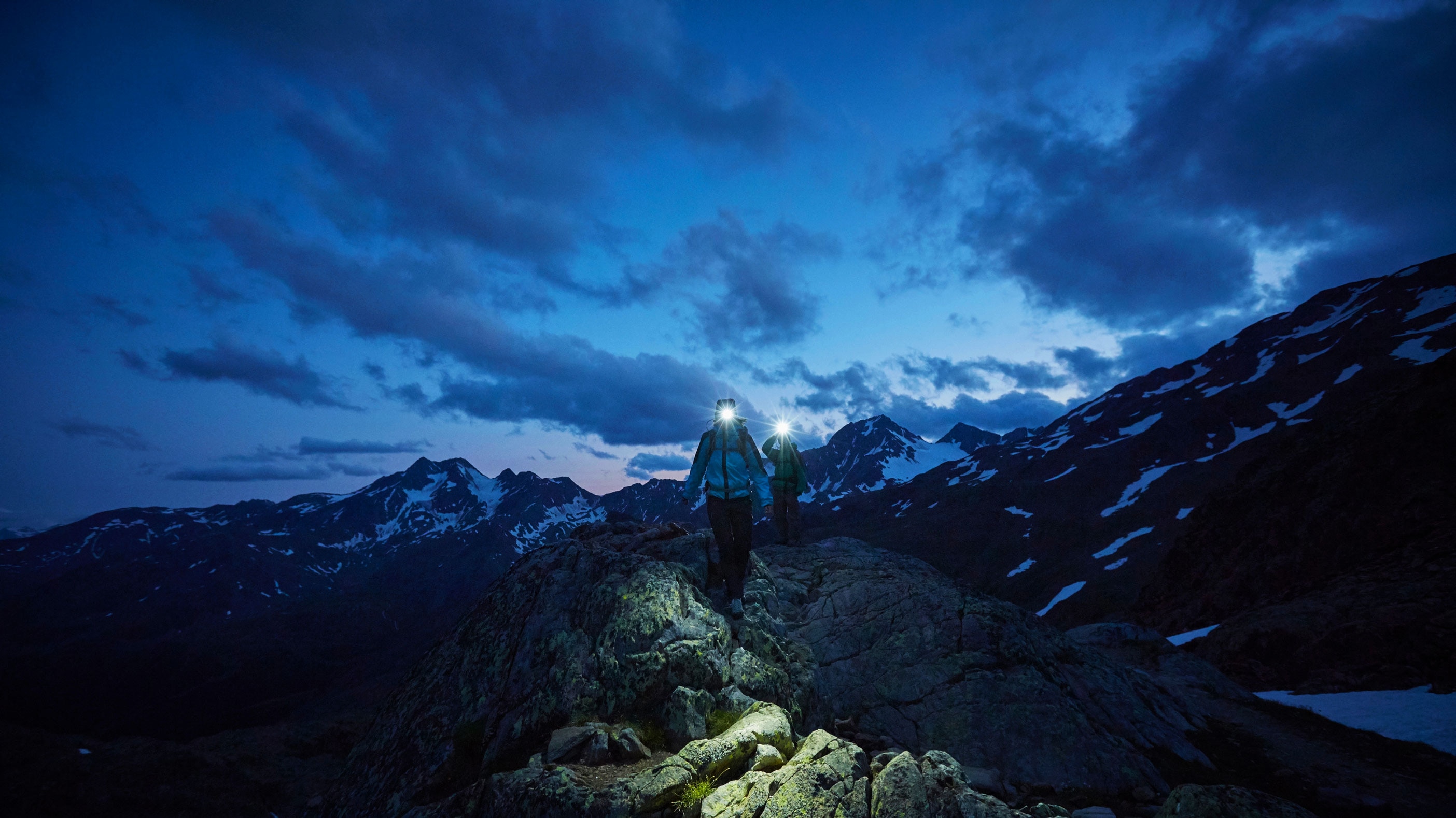 Bergwanderer bei Nacht im Südtiroler Schnalstal