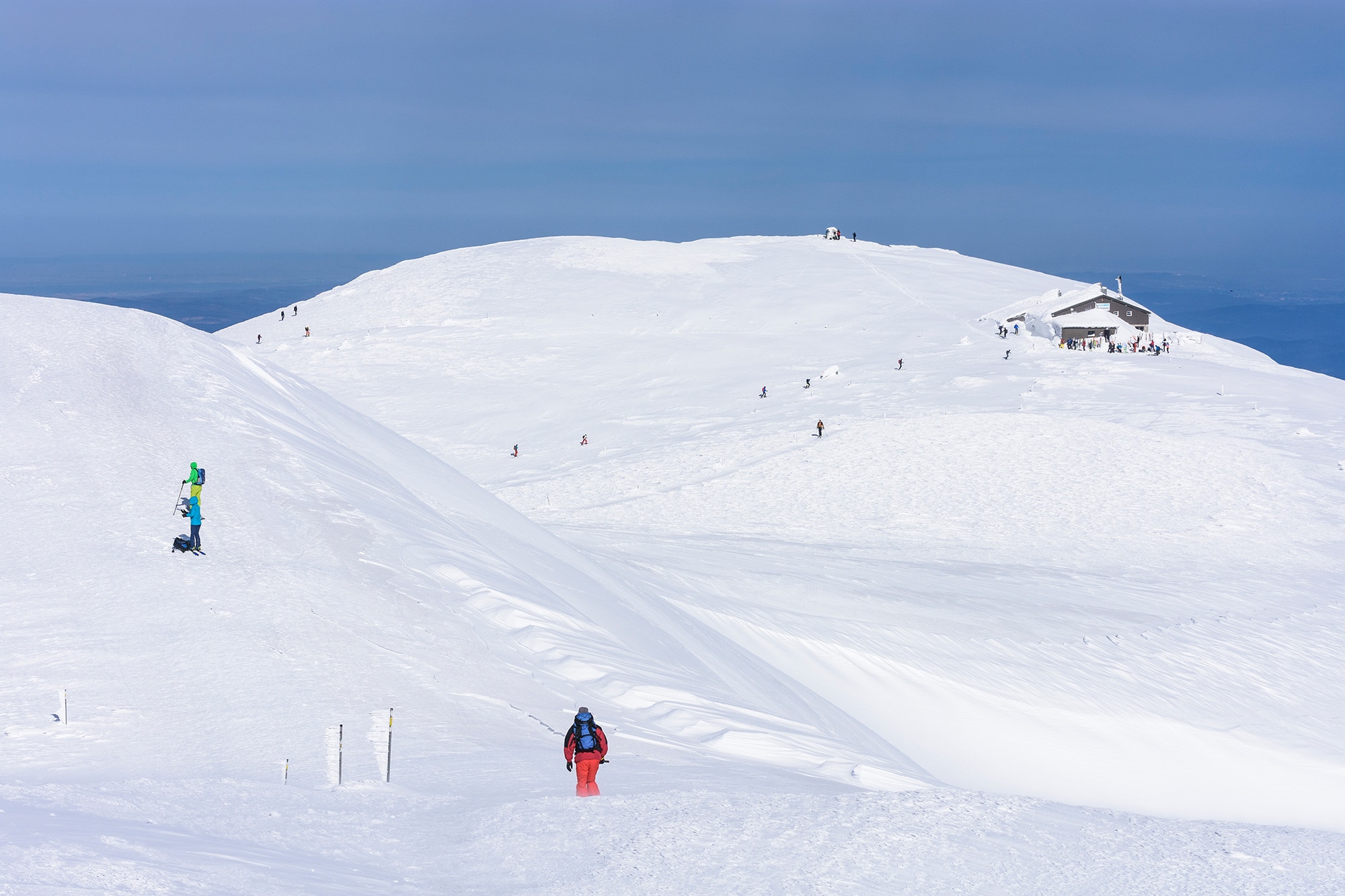 Das Gipfelplateau des Schneebergs im Winter mit der Fischerhütte