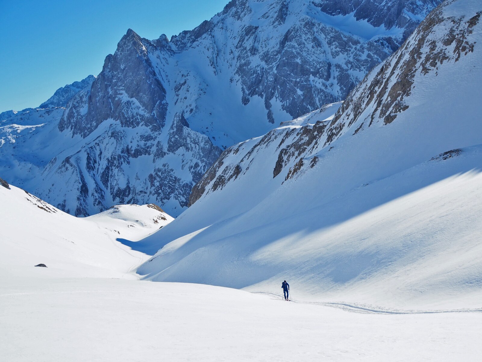 Sonne - Schatten, Wärme - Kälte – bei einer Skitour wechseln die Bedingungen schnell, daher muss die Kleidung schnell adaptiert werden.