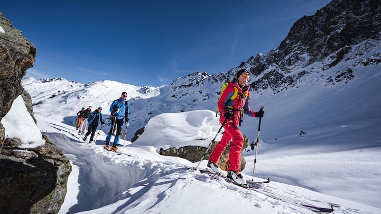 Dank dem Outdoor-Experten Schöffel sind die Teilnehmerinnen und Teilnehmer perfekt für das Skitourenabenteuer ausgerüstet. 