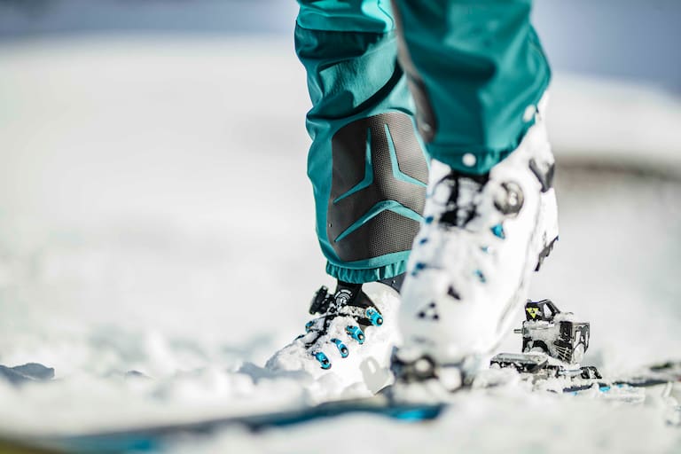 Welche Ausrüstung benötigt wird, hängt von der bevorzugten Art des Skitourengehens ab.