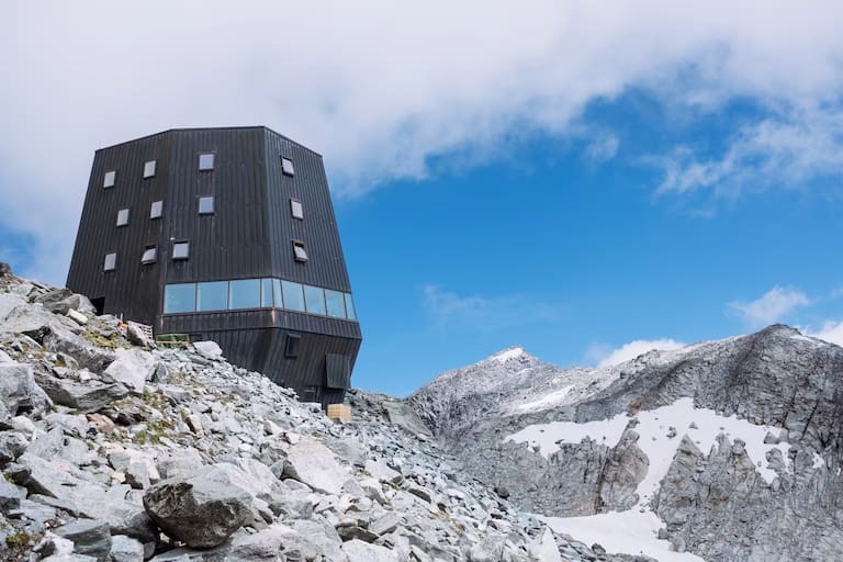 Die Schwarzensteinhütte auf 3.026 m in den Zillertaler Alpen