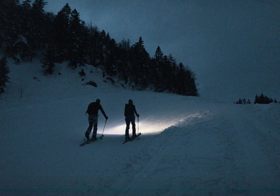 Nachtwanderer unterwegs im Schnee.