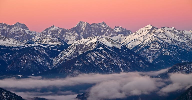 So könnten die Bayerischen Voralpen dieses Wochenende aussehen: Blick vom Seekarkreuz auf die Hochkarspitze, den Wörner, die westliche Karwendelspitze und Soiernspitze