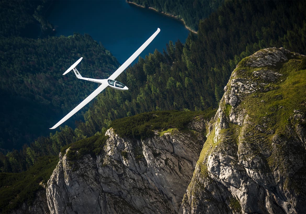 Ein Flugzeug im Bergpanorama.