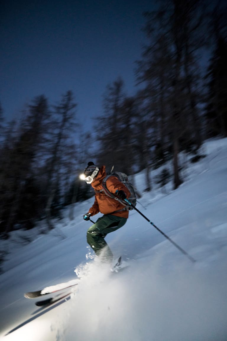 Eine Stirnlampe sollte bei einer nächtlichen Skitour immer dabei sein