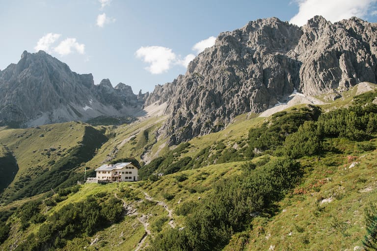 Die Steinseehütte auf 2069m Seehöhe in den Lechtaler Alpen