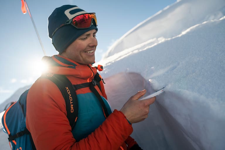 Schnee-Experte Lukas Ruetz misst die Temperatur der verschiedenen Schichten