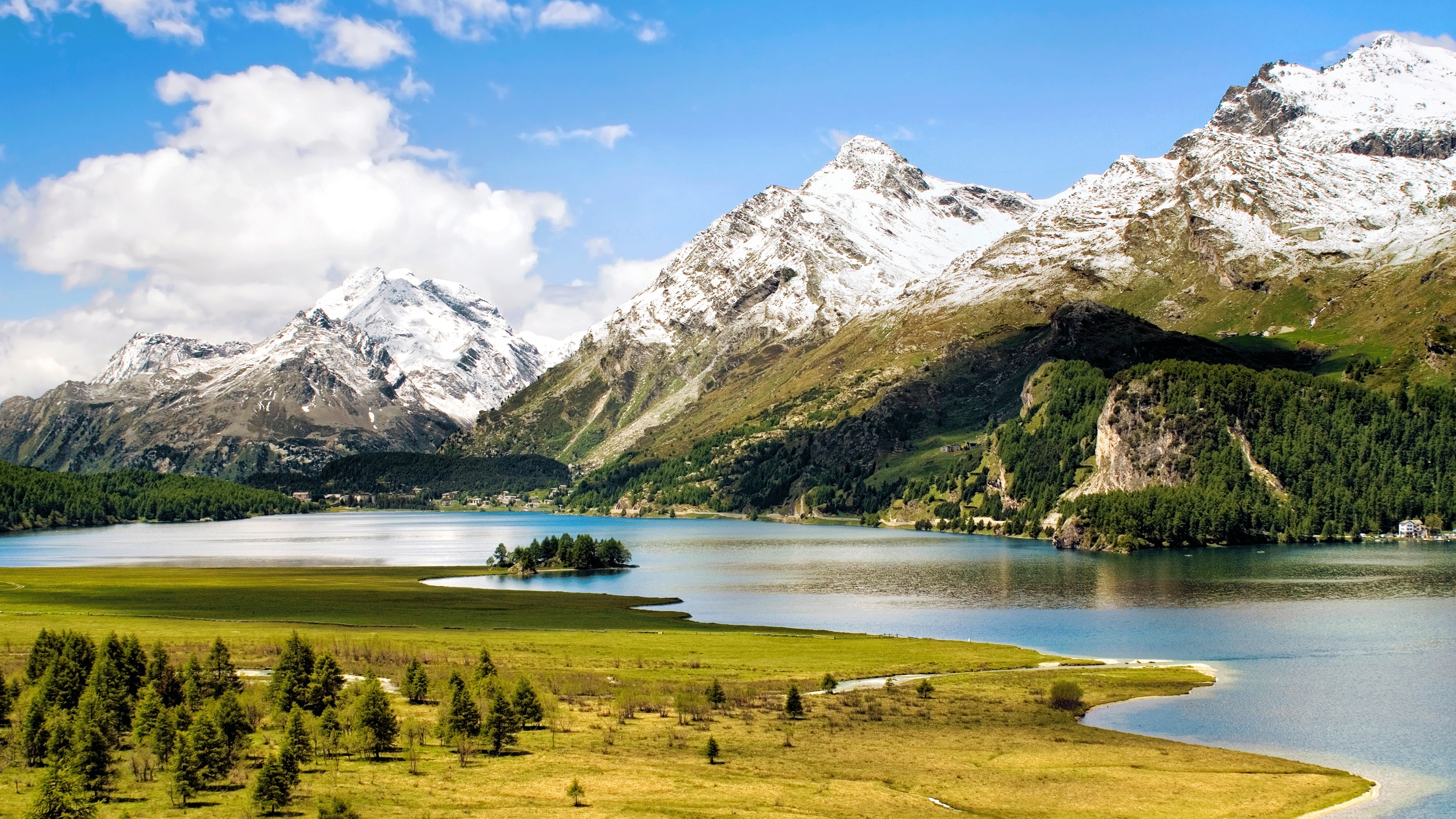 Der Silser See im Oberengadin in der Schweiz