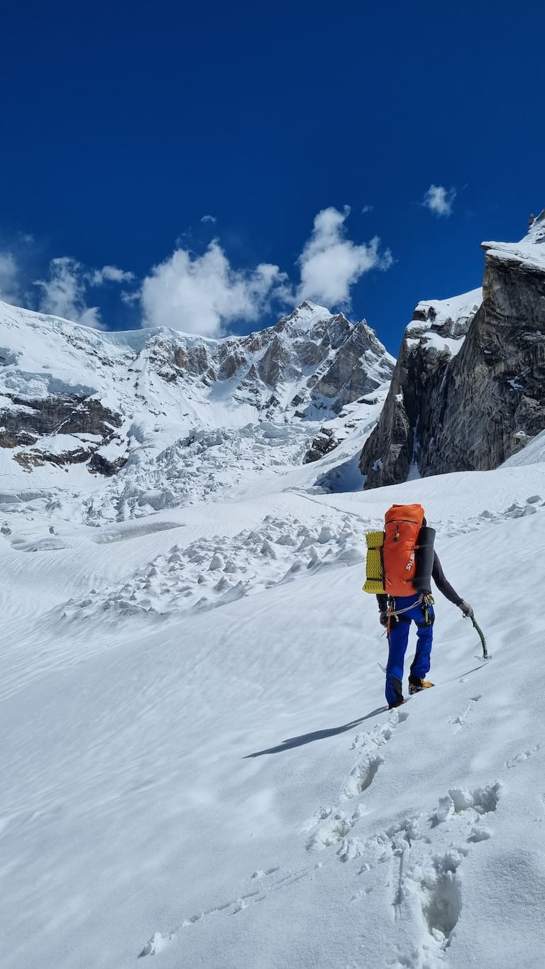 Simon Messner auf dem Serac-Gletscher während seiner Pakistan Expedition – im Hintergrund der Sera Peak