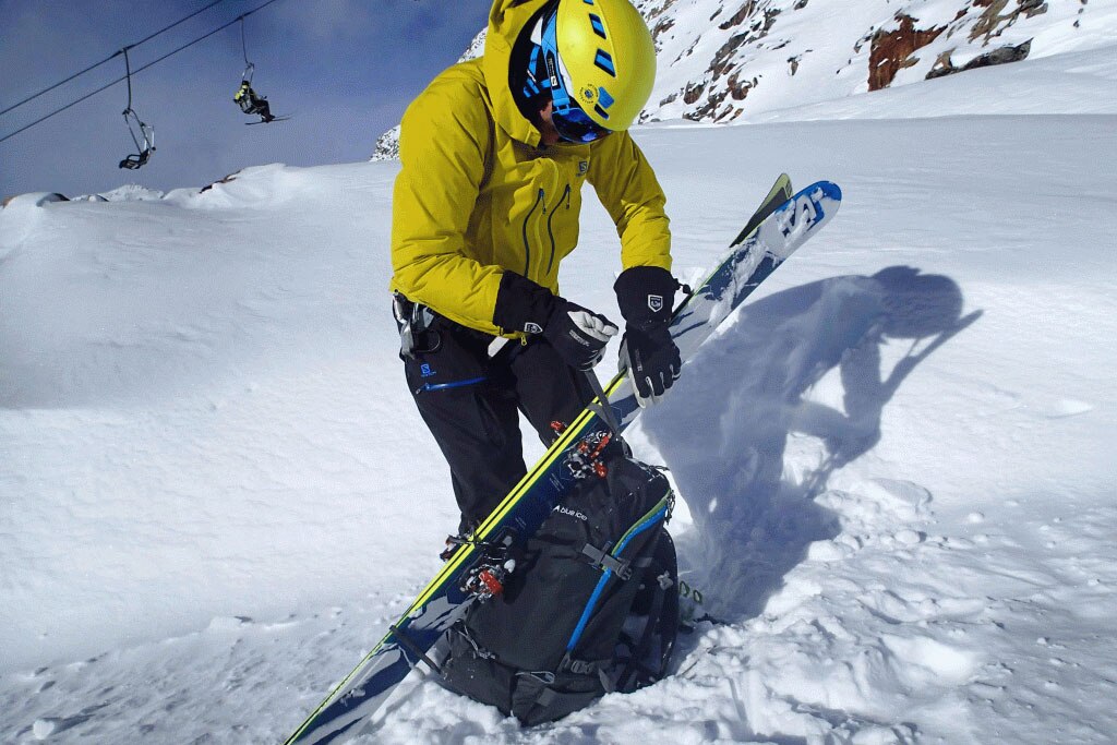 Französische Befestigung: Anbringen der Skier am Tourenrucksack