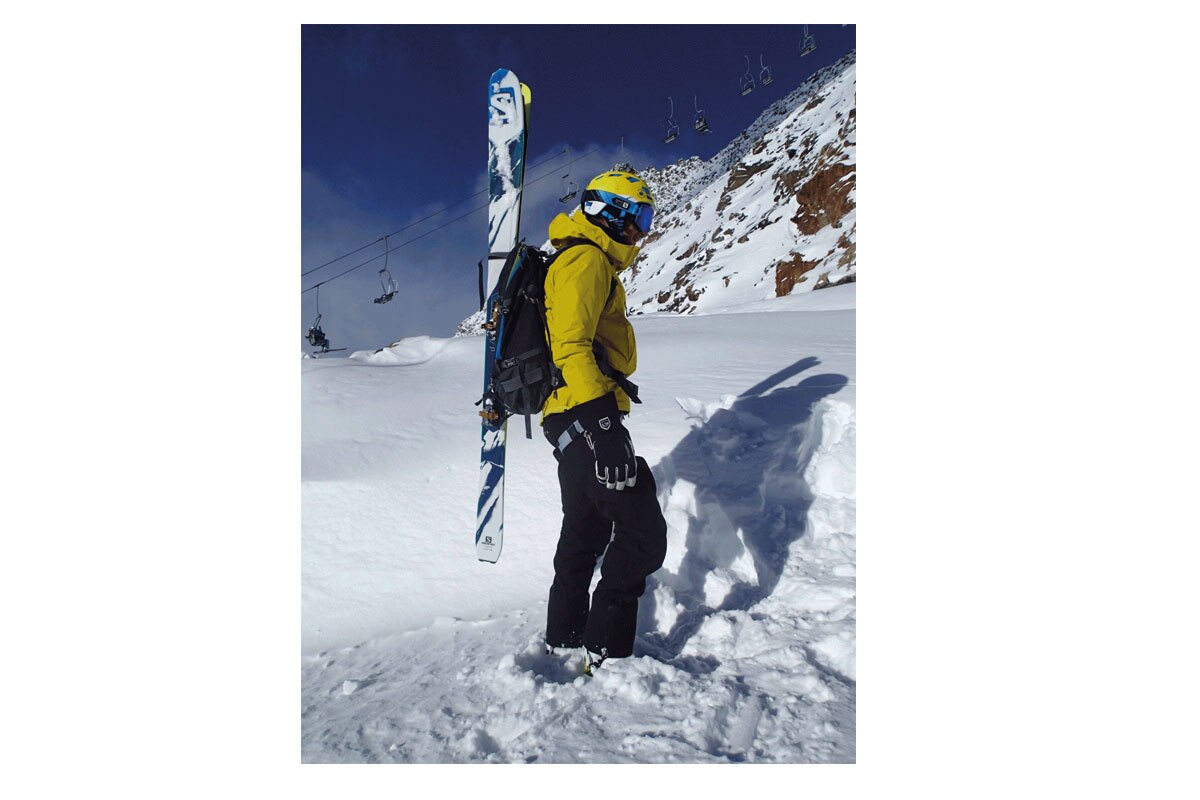 Französische Befestigung der Skier am Rückenteil des Tourenrucksacks