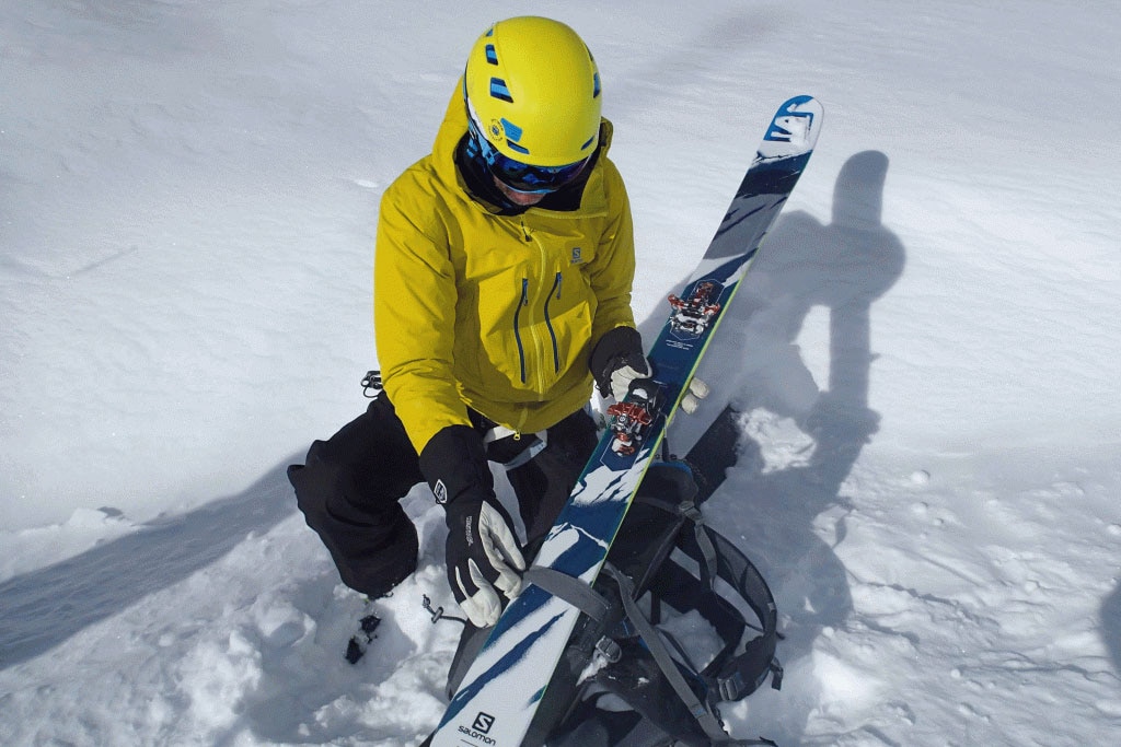 Seitliche Befestigung: Anbringen der Skier am Tourenrucksack