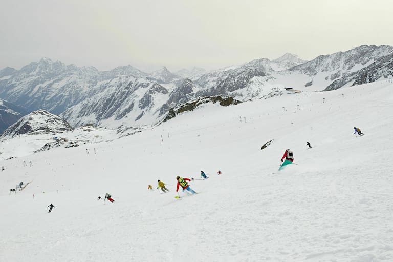 Skifahrer am Stubaier Gletscher in Tirol