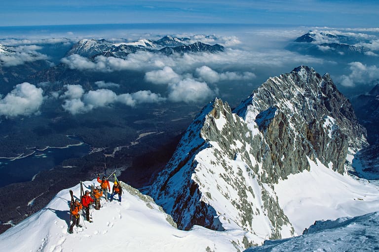 Skifahrer vor Abfahrt von der Zugspitze