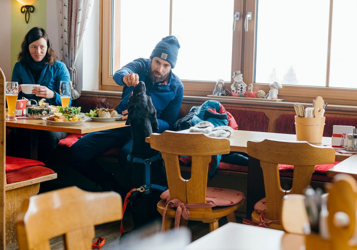 Anna, Matthias und Finn beim Essen im Schönfelder Almstüberl