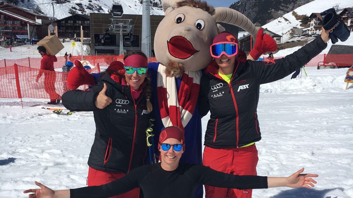 Katrin Rath: Skilehrerinnen mit Maskottchen auf der Piste