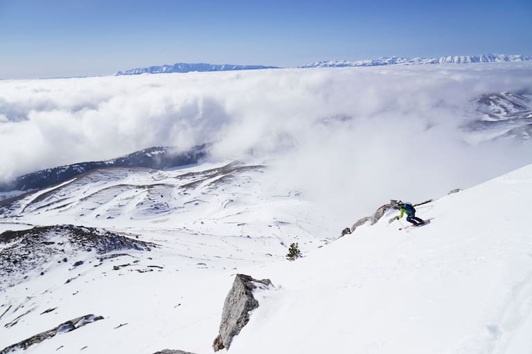 Skitour: Abfahrt auf Firn oberhalb der Nebelgrenze