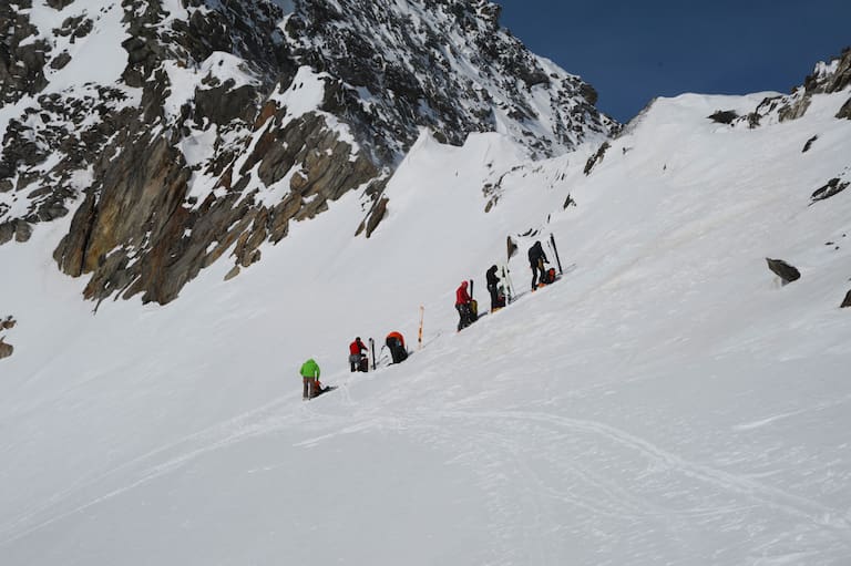 Skitourengeher bei Skidepot im Gelände