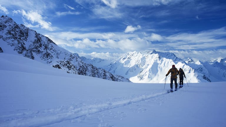 Skitourengeher: Zur Finstertaler Scharte in den Stubaier Alpen in Tirol