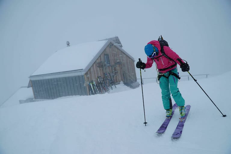 Wintersportler mit Tech-Bindung