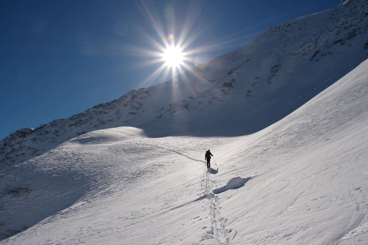 Skitourengeher bei schönem Wetter im Gelände