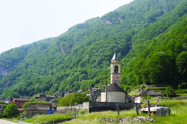 Someo im Kreis Maggia: Zur Capanna Alzasca in den Tessiner Alpen