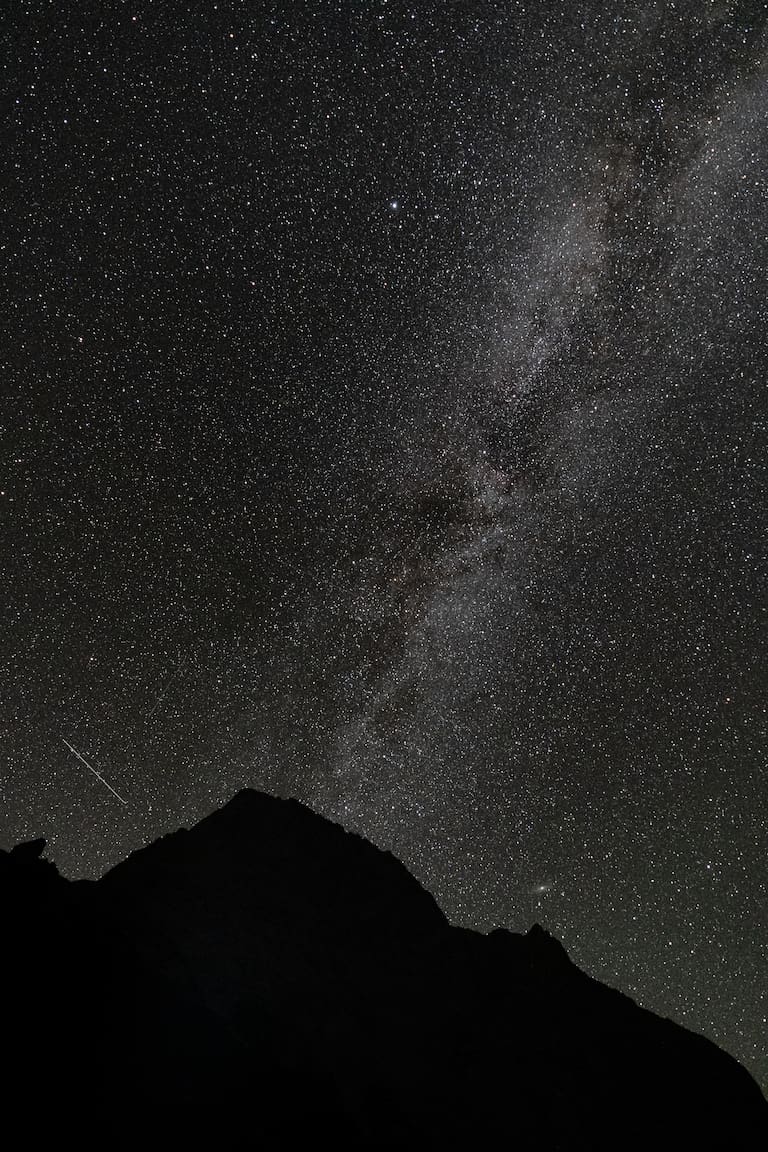 Die Silhouette des Großen Buchsteins (2.224 m) im Gesäuse mit der Milchstraße