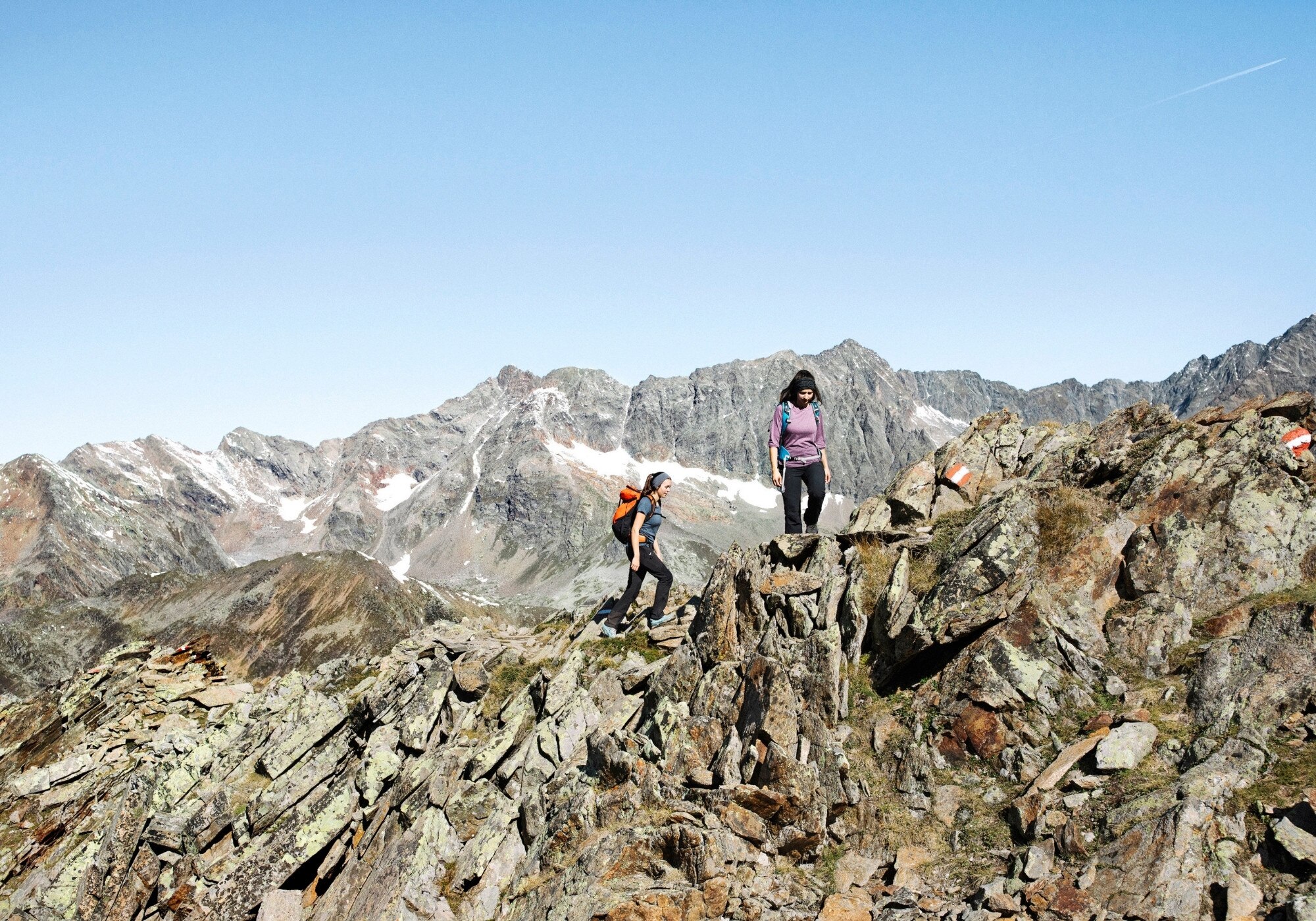 Bergsteiger bezwingen das felsige Gelände.