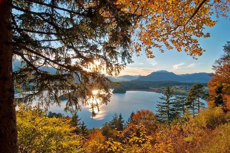 Blick von der Taborhöhe auf den Faaker See bei Villach in Kärnten