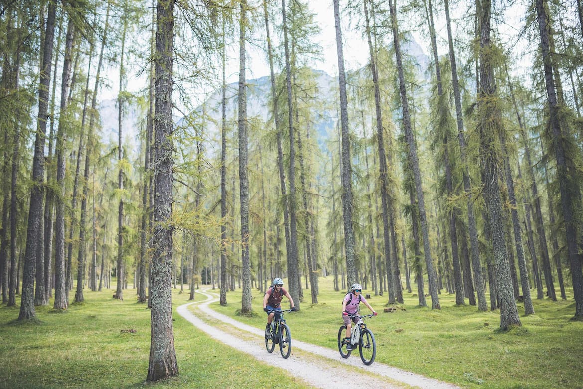 Genussvoll geht es mit dem E-Bike durch die schöne Landschaft der Tiroler Zugspitz Arena.