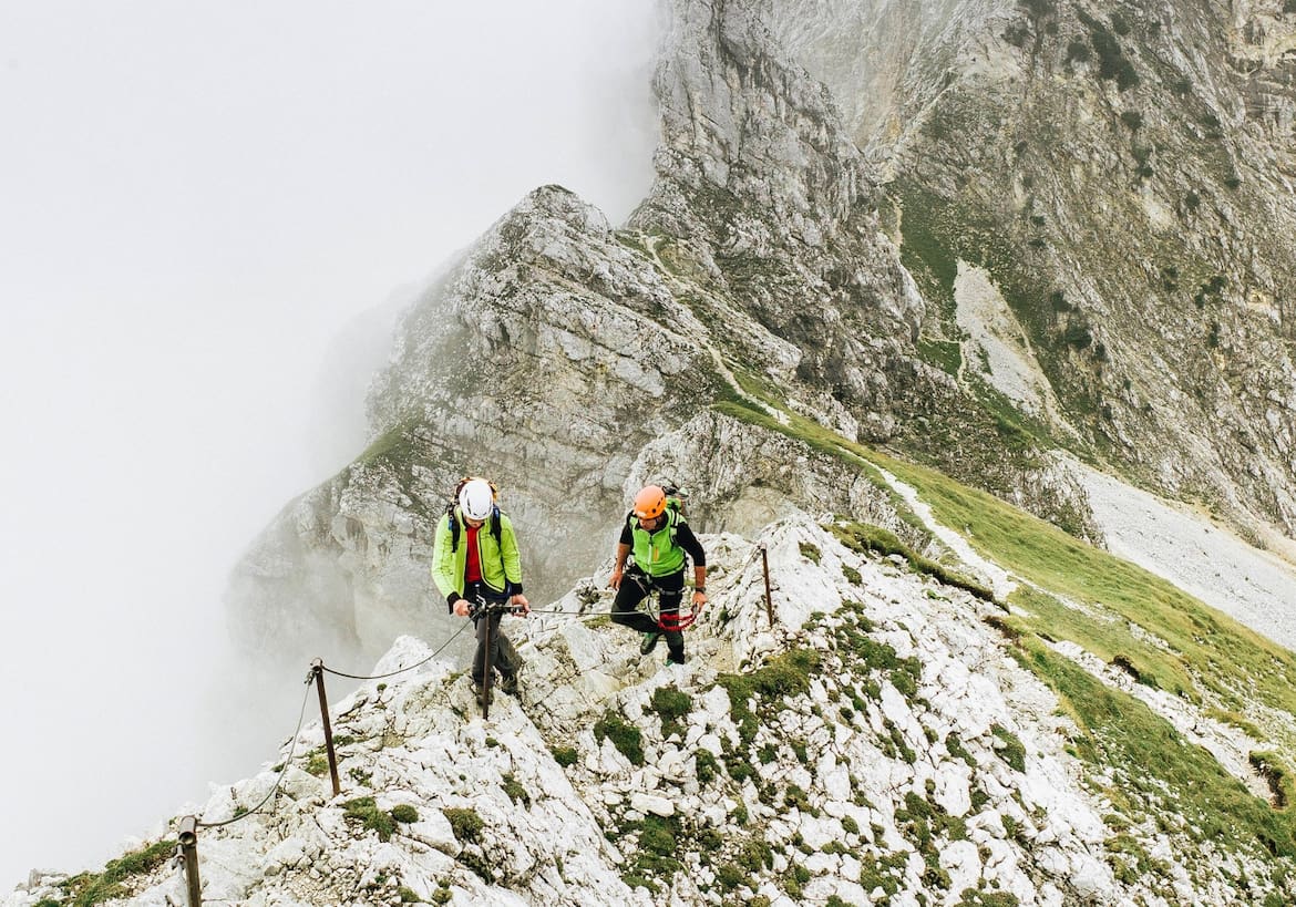Zwei Wanderer auf einem steilen Wanderweg