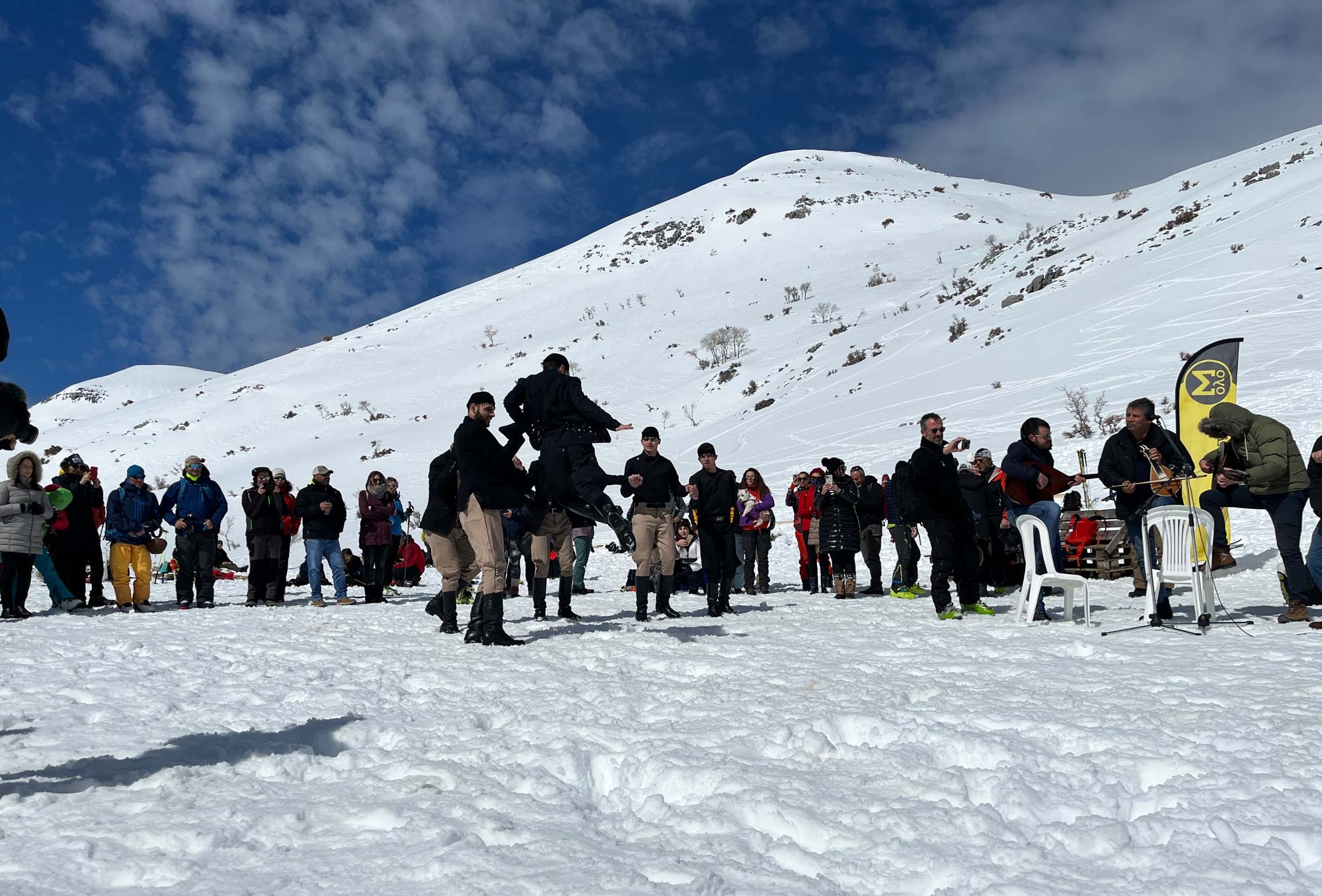 Griechische Volkstanzgruppe bei der Pierra Creta