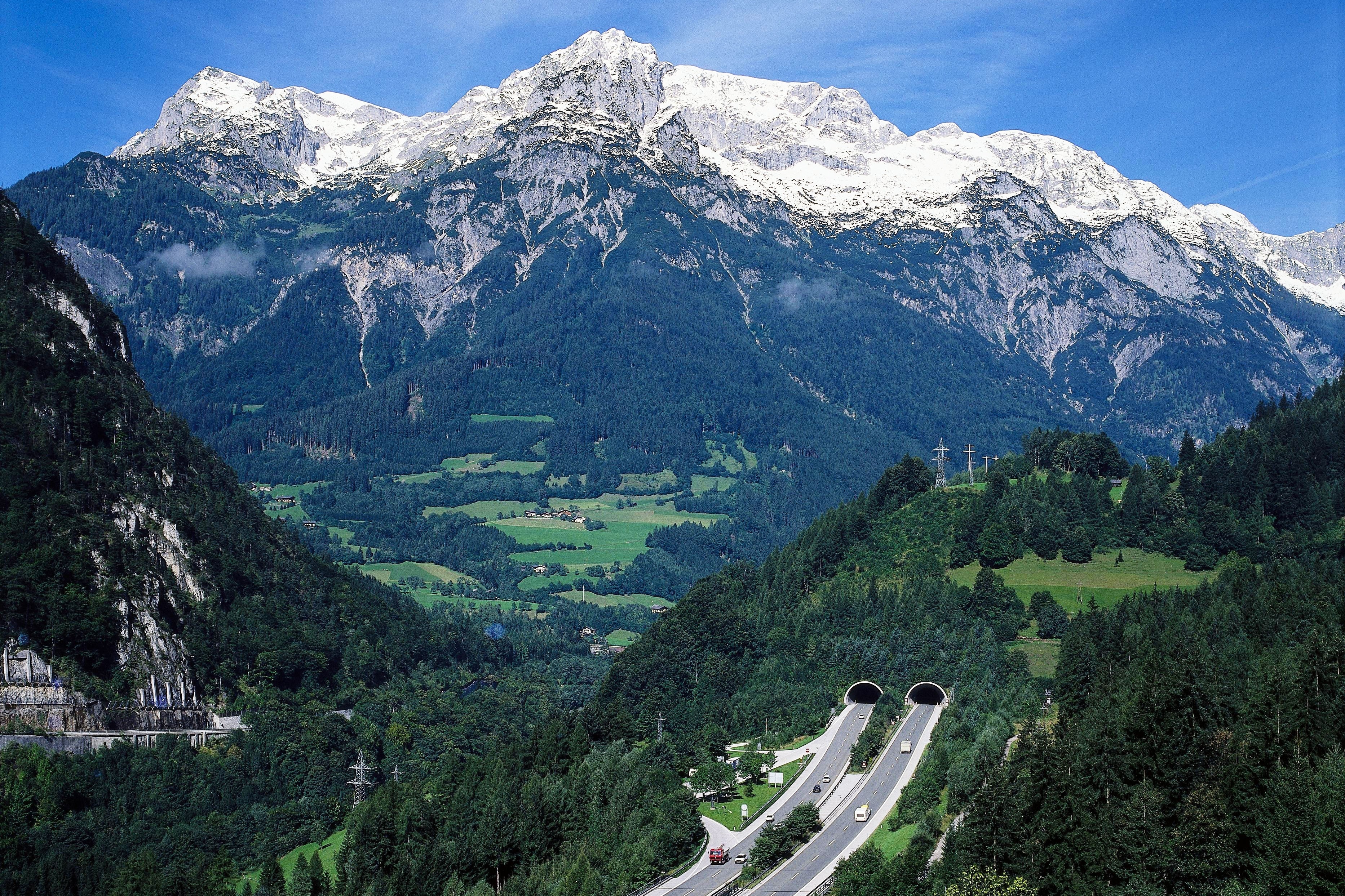 Tauernautobahn: Tunnel mit Bergpanorama in Salzburg