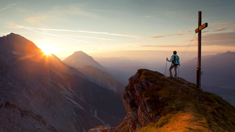Wandern in Tirol: Sonnenaufgang über der Mieminger Kette