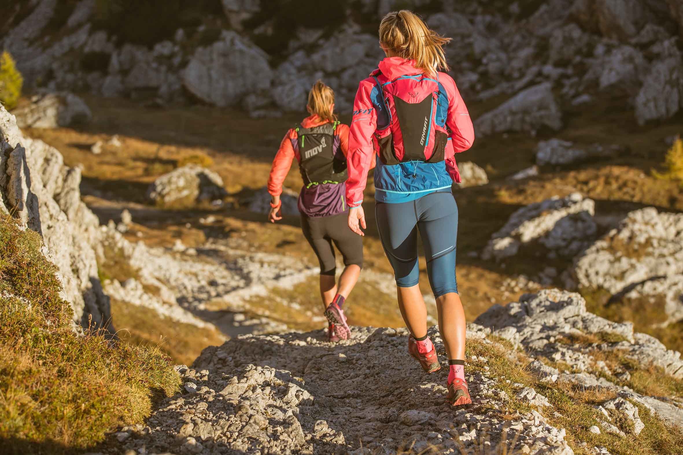 Beim Laufen auf unebenem Terrain trainieren Bergbegeisterte nicht nur die Fußmuskulatur, das Gleichgewicht und die Koordination sondern bereiten sich so auf lange Touren am Berg vor.
