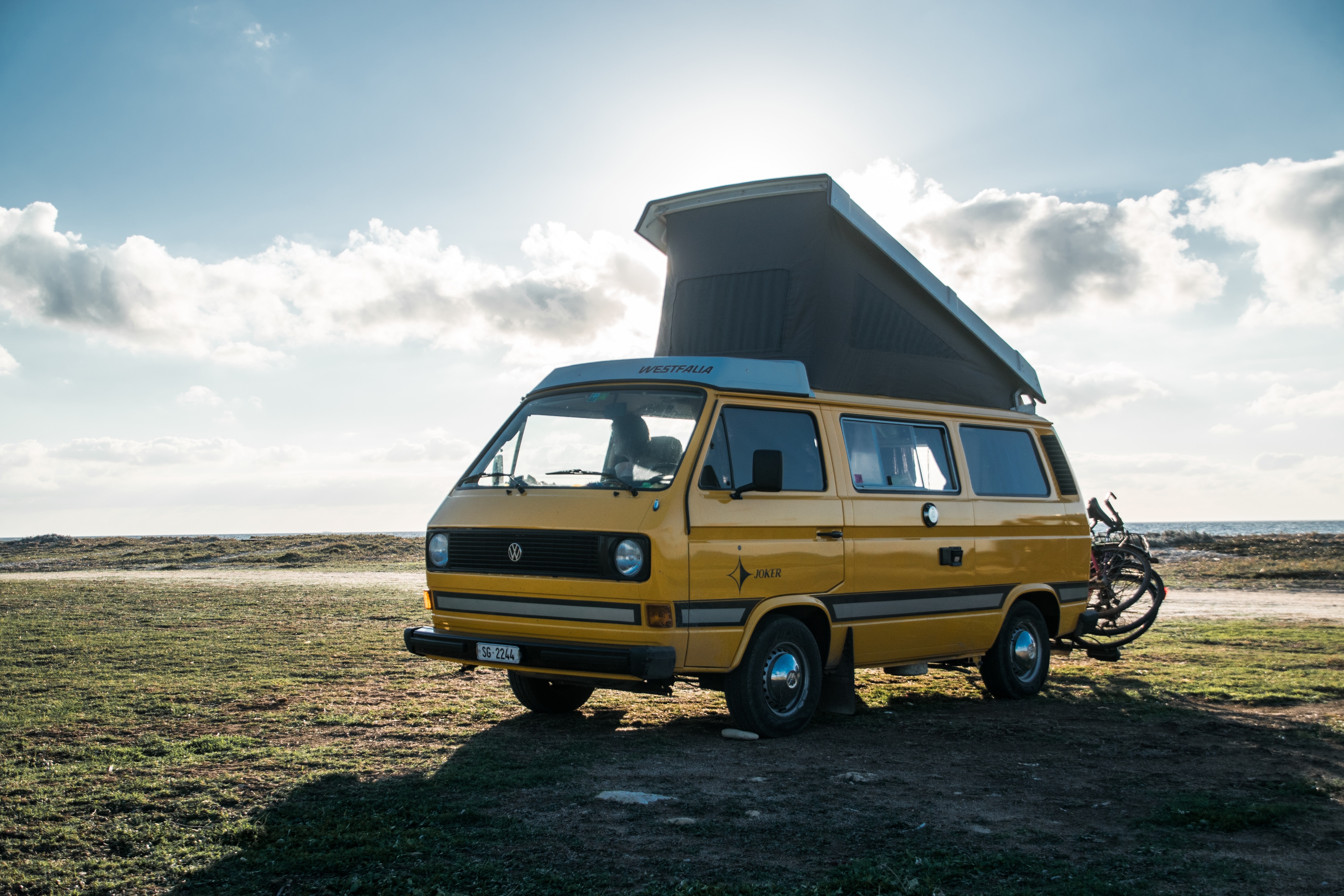 Campervans mit einem Aufstelldach sind nicht nur praktisch, sondern machen auch optisch eine gute Figur