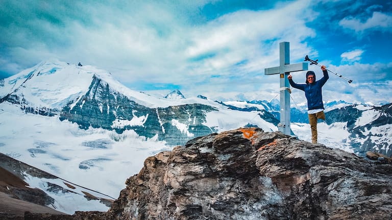 Tom Belz auf dem Gipfel des Äusseren Barrhorns (3.610 m) in den Walliser Alpen