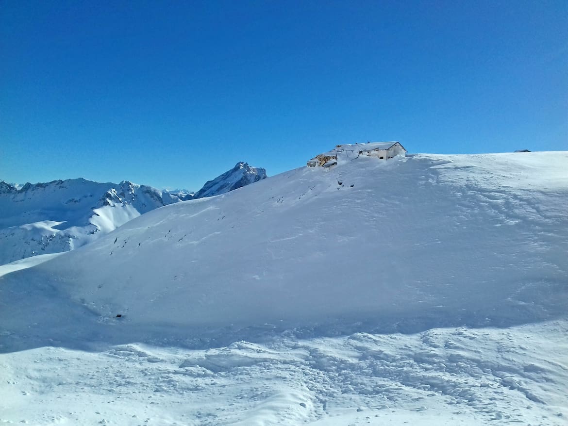 Erst nach der Schneeschmelze konnte der Schaden an der Hütte wirklich geschätzt werden.