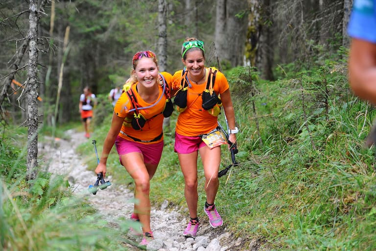 Johanna Erhart und Nina Koch beim Trailrunning