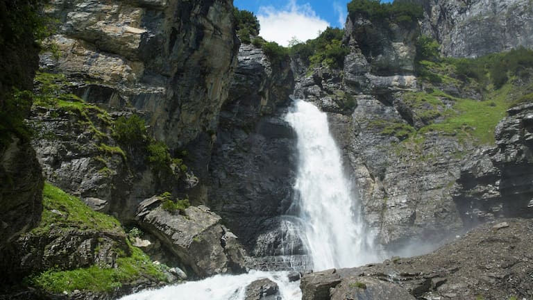 Die Wasserfälle am Panixer Stausee in der Surselva in Graubünden